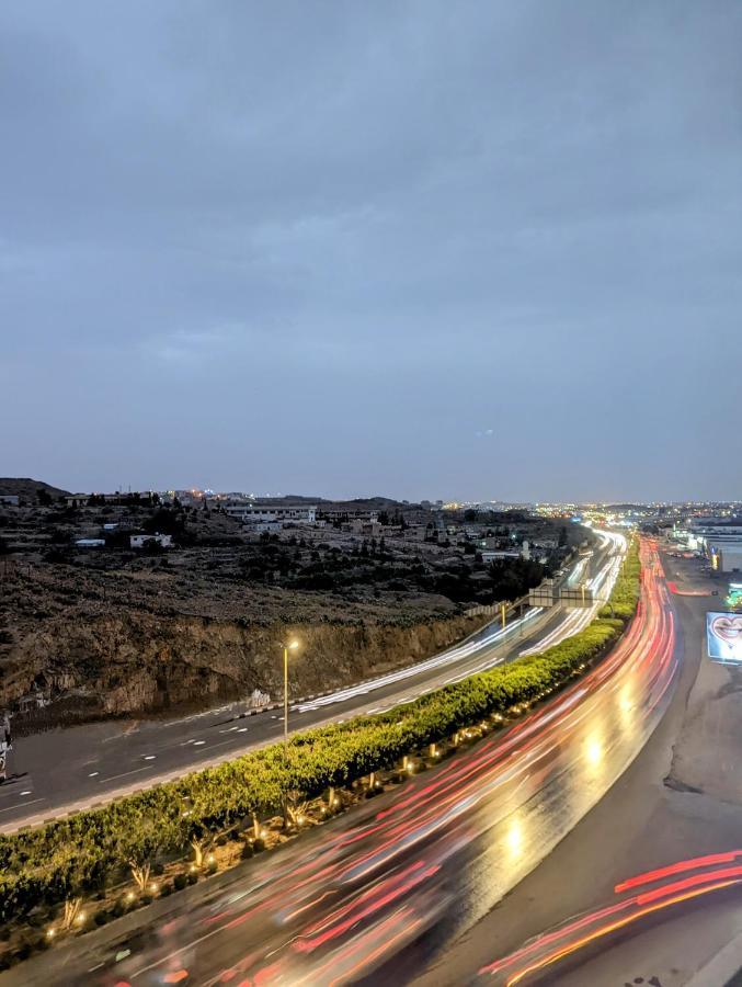 Citadines Abha Lejlighedshotel Eksteriør billede Highway 40 in Amman