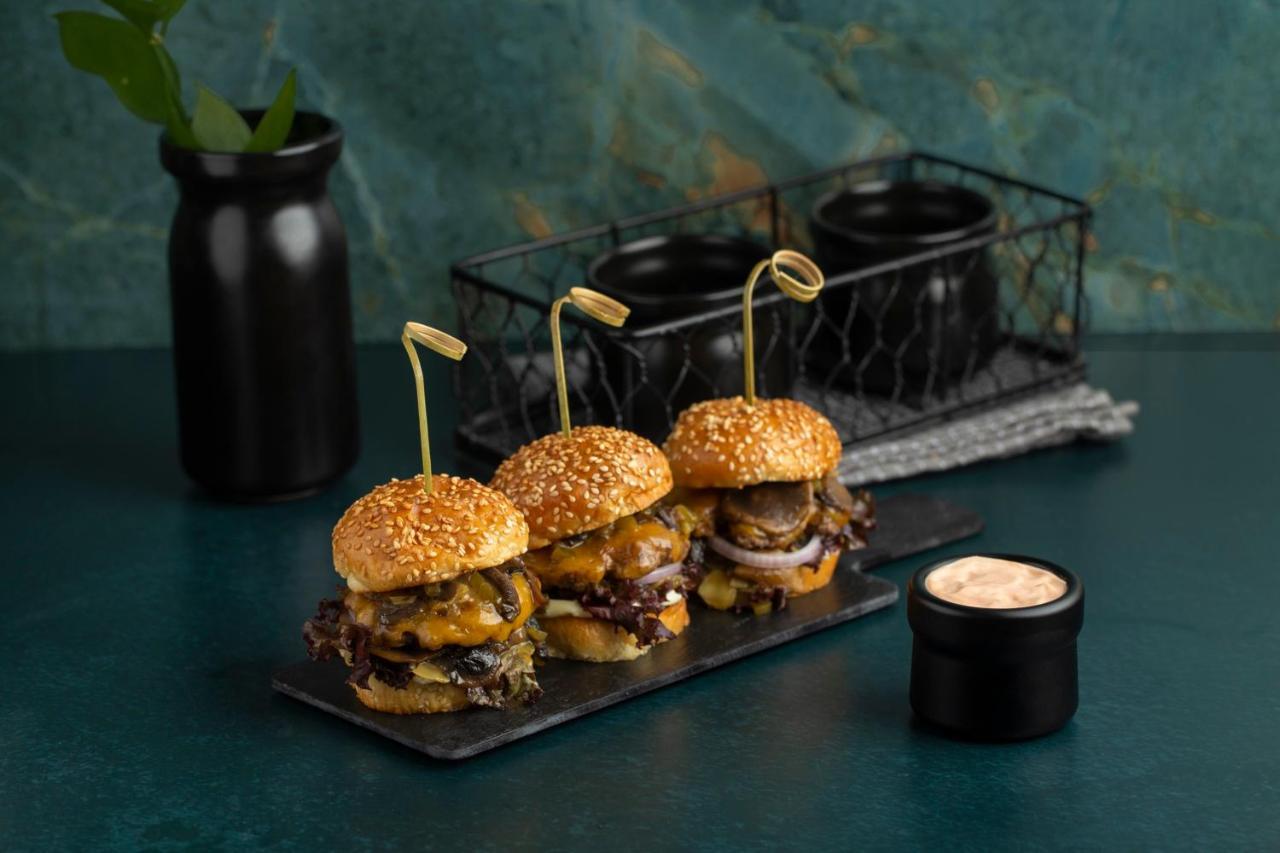 Citadines Abha Lejlighedshotel Eksteriør billede A trio of sliders